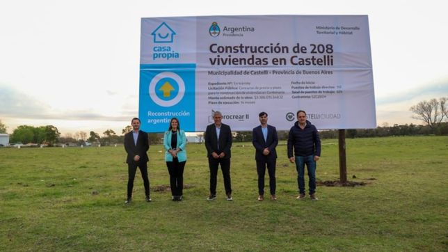 ferraresi y echarren entregaron viviendas en castelli
