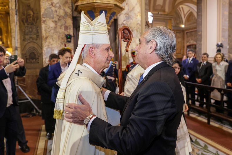 El presidente Alberto Fernández y el cardenal Mario Poli se saludan en la catedral porteña