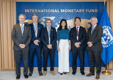 Pablo Quirno, Santiago Bausili, Luis Caputo, Gita Gopinath, Nicolás Posse y Vladimir Werning. Pablo Quirno, Santiago Bausili, Luis Caputo, Gita Gopinath, Nicolás Posse y Vladimir Werning.