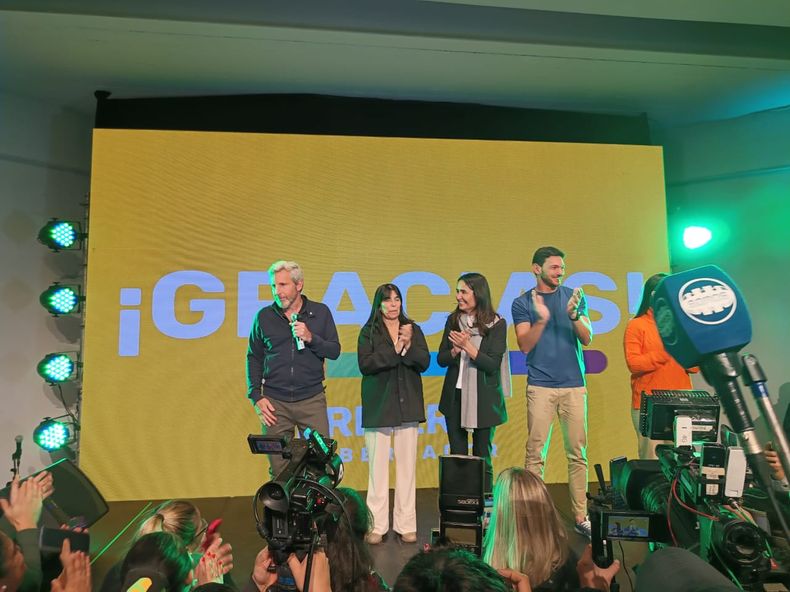 Rogelio Frigerio a la medianoche en el búnker de Juntos por Entre Ríos acompañado por su compañera de fórmula.