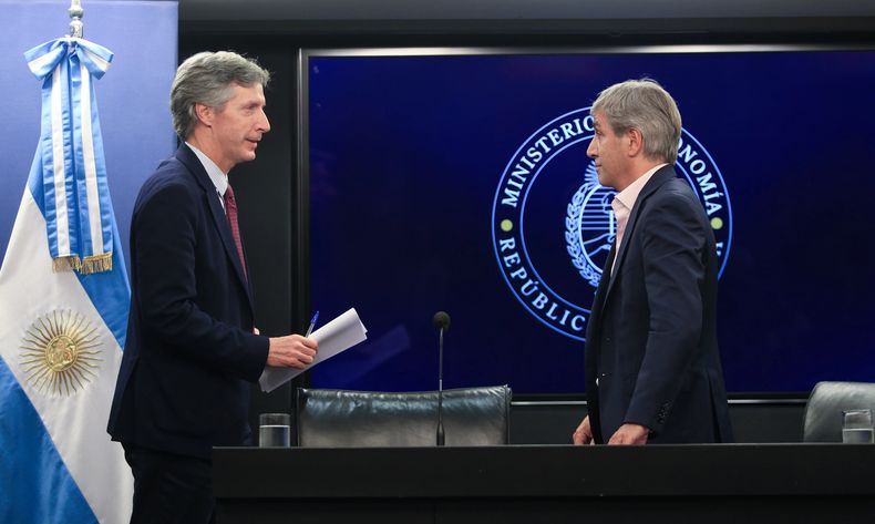 La estrategia de Toto Caputo y Santiago Bausili frente al dólar.