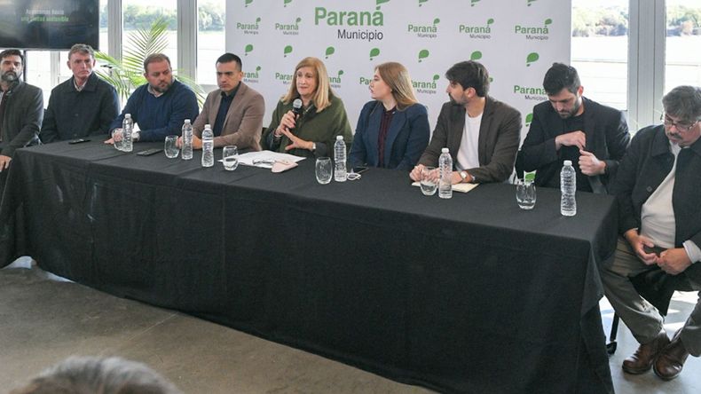 El pleno del gabinete de Rosario Romero en la presentación del nuevo sistema de transporte en Paraná.