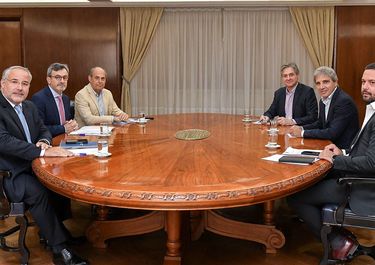 Toto Caputo y Martín Rappallini, titular de la UIA, en el Ministerio de Economía con otros dirigentes de la industria y funcionarios de Palacio de Hacienda.