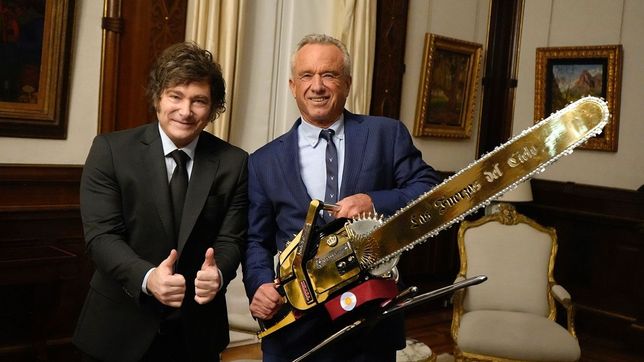 Javier Milei recibió esta semana al secretario de Salud antivacunas de Estados Unidos, Robert Kennedy, que empuñó la motosierra libertaria.