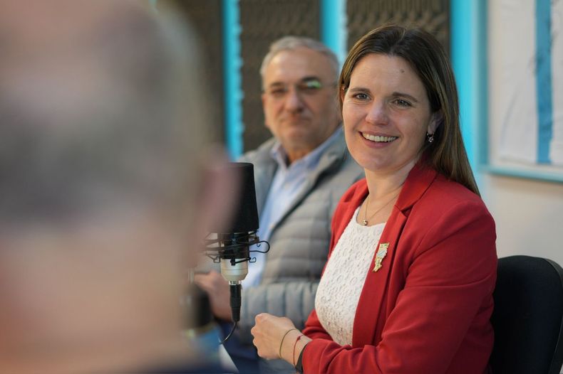 Caren Tepp, la candidata de Fuerza Patria, haciendo medios junto a Alcides Calvo, senador por Castellanos.