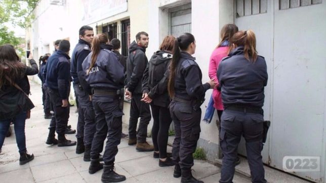 detienen a militantes y candidatos del fit: los acusan de romper la veda