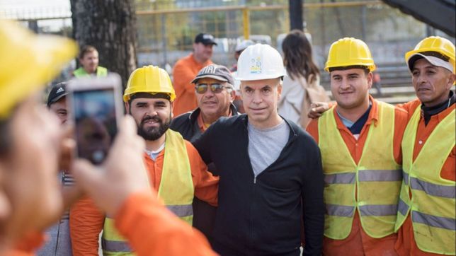 muchas manos en el plato suculento del puerto madero pro