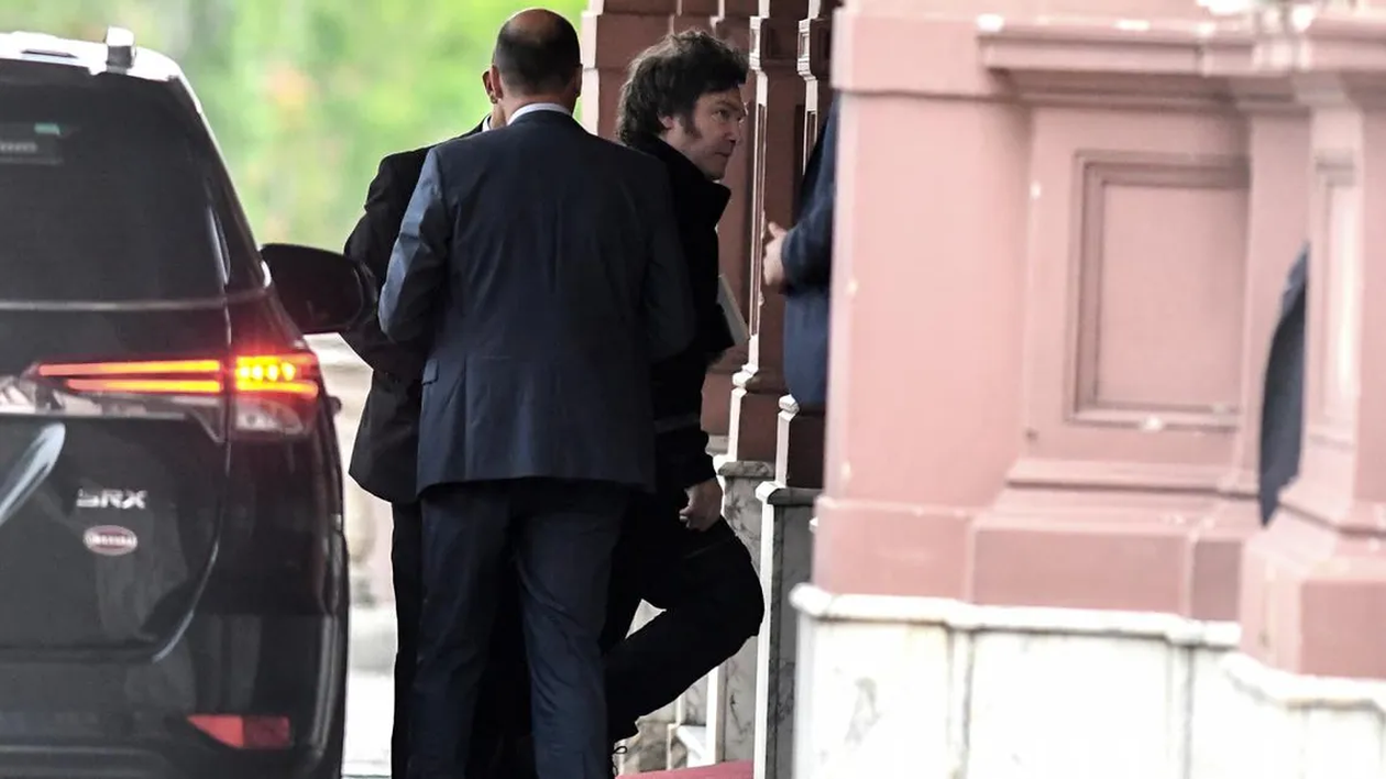 Javier Milei ingresa a la Casa Rosada.