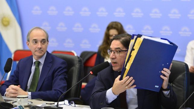 Carlos Torrendell y Alejandro Álvarez, funcionarios de Educación, a cargo de las universidades.&nbsp;