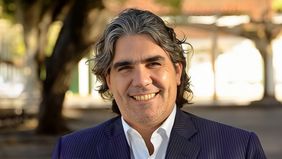 La novela de Cervantes, el funcionario que no atiende el teléfono y frena importaciones