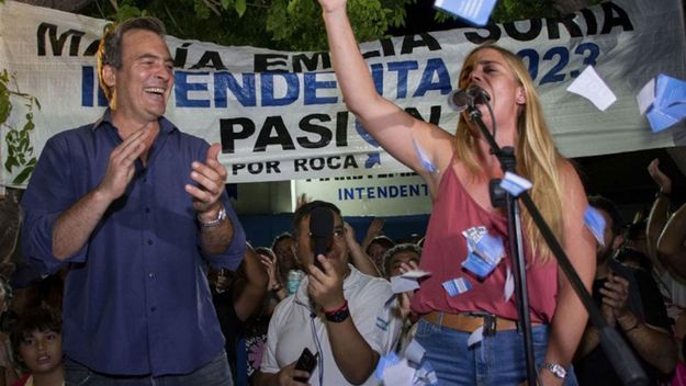 María Emilia Soria cuando ganó las elecciones de la indentencia de General Roca junto a Martín Soria.Ahora busca la gobernación de Río Negro. María Emilia Soria cuando ganó las elecciones de la indentencia de General Roca junto a Martín Soria.Ahora busca la gobernación de Río Negro.