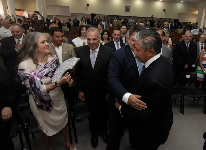 Jorge Sapag mira de reojo a Rolando Figueroa. Se reconfigura el mapa en Neuquén y el MPN busca protagonismo.