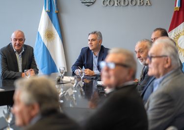 Martín Llaryora junto al industrial&nbsp; Luis Macario y referentes de la Mesa de Enlace de Córdoba.&nbsp;