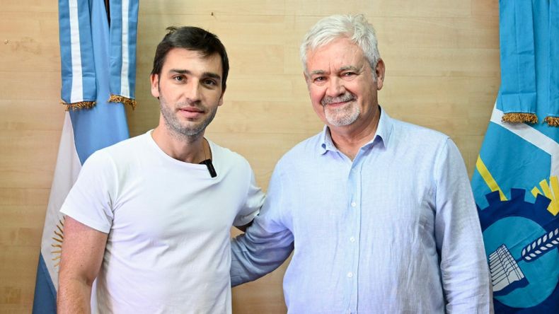 Ignacio Torres junto a Guillermo Espada, de La Libertad Avanza, tras tomarle juramento como nuevo funcionario del gabinete provincial.