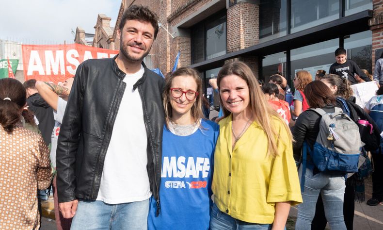 Juan Monteverde y Caren Tepp, concejales de Ciudad Futura, junto a Agustina Gareis, militante del gremio docente AMSAFE&nbsp;en Rosario