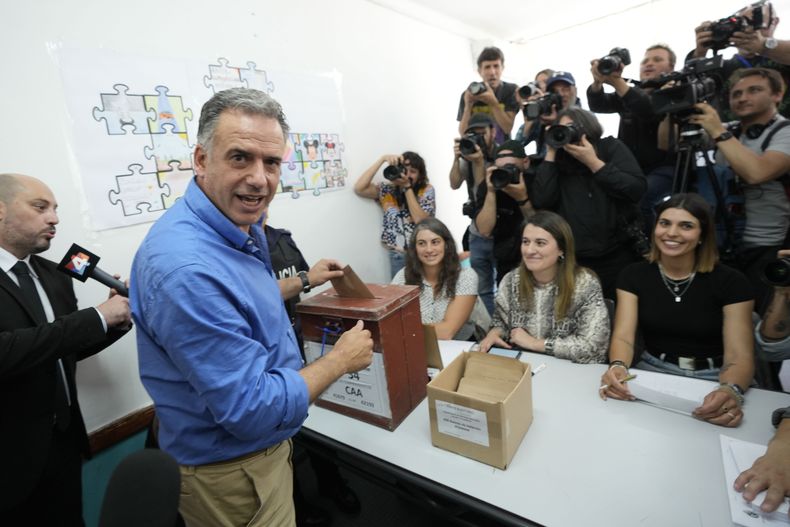 El candidato del Frente Amplio, Yamandú Orsi, al votar este domingo.