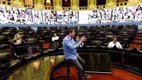 Con una pantalla gigante, Diputados se prepara para la sesión virtual