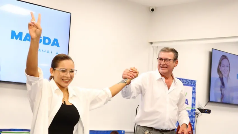 Magda Ayala festeja con el diputado Atlanto Honerchuk: el Frente Primero Chaco cumplió las expectativas y le mordió votos clave a Capitanich.