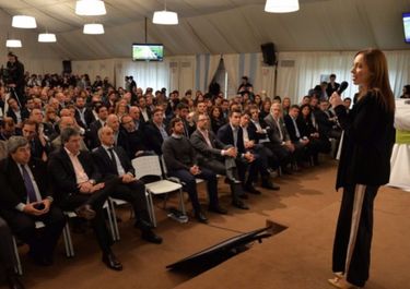 Cumbre en La Plata: con intendentes y legisladores, Vidal relanza su gobierno