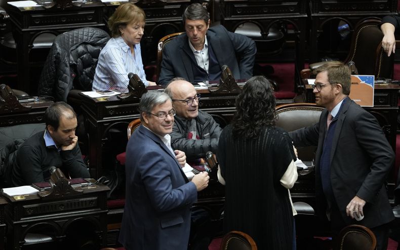 Germán Martínez (UP) habla con Nicolás Massot, de Encuentro Federal, bloques de la oposición que debaten el Presupuesto.&nbsp;