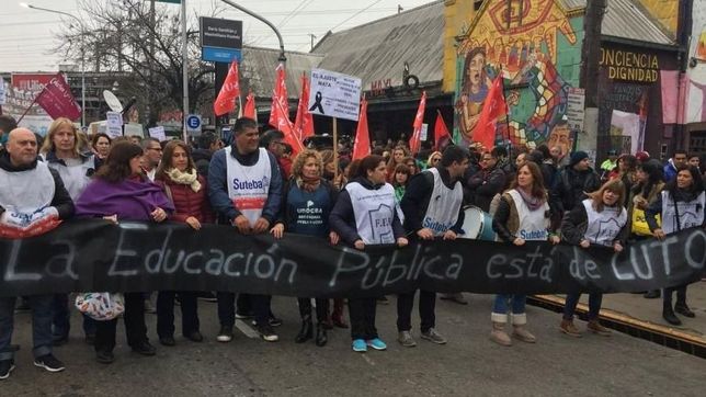 marcha de silencio y malestar de los docentes porque vidal no los convoca