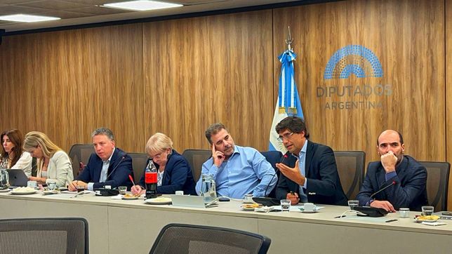 Hernán Lacunza, Nicolás Dujovne y Cristian Ritondo en una conversación con el bloque del PRO sobre el Presupuesto.