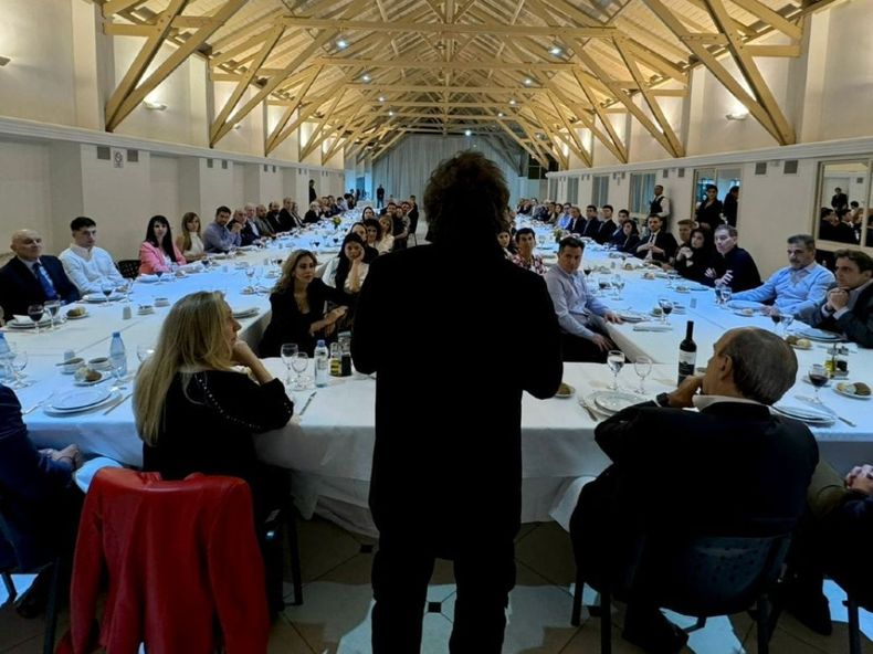 Javier Milei y los diputados que sostuvieron uno de sus vetos.