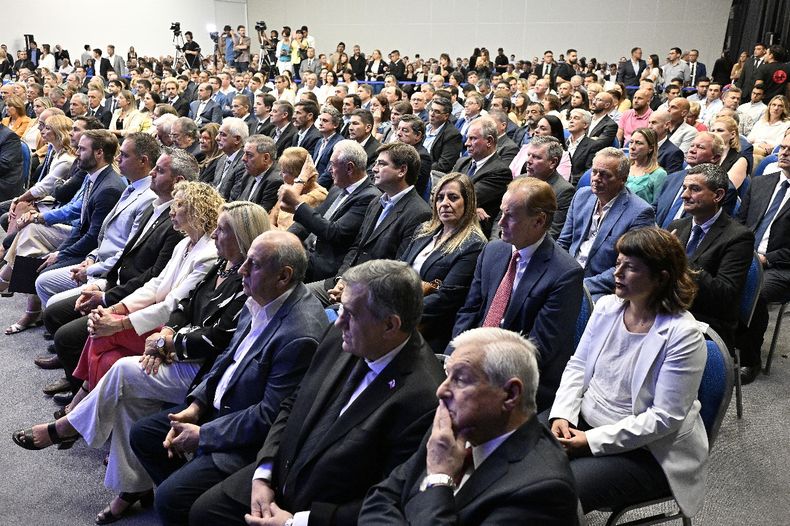 Gustavo Bordet junto a Carolina Gaillard y otros dirigentes en la Asamblea Legislativa de Entre R&iacute;os.