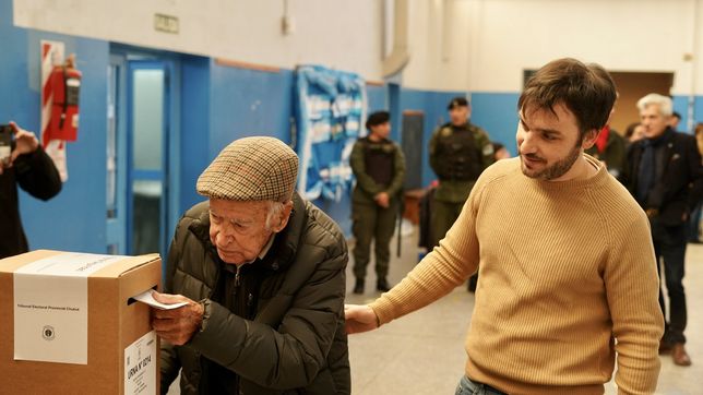 Nacho Torres, candidato a gobernador opositor en Chubut, acompañó a su abuelo a votar: una cábala tradicional.