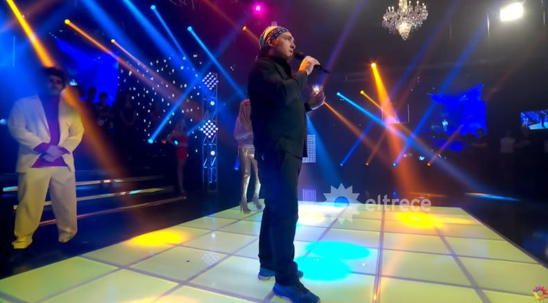 Javier Milei cantando en un programa de televisión Javier Milei cantando en un programa de televisión