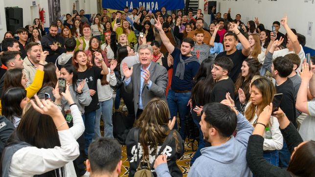 El gobernador de La Pampa Sergio Ziliotto junto a la dirigencia de la JP provincial.