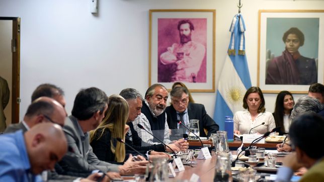 diputados: la cgt apoyo la reduccion de la jornada laboral y la uia advirtio que aumentara la inflacion