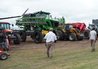 Campo: negocios en alza y alerta por la maquinaria agrícola china