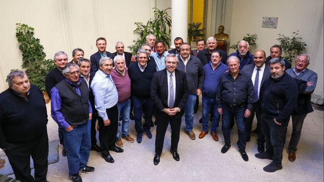 la cgt le pone el cuerpo a alberto fernandez y cierra el triunvirato peronista