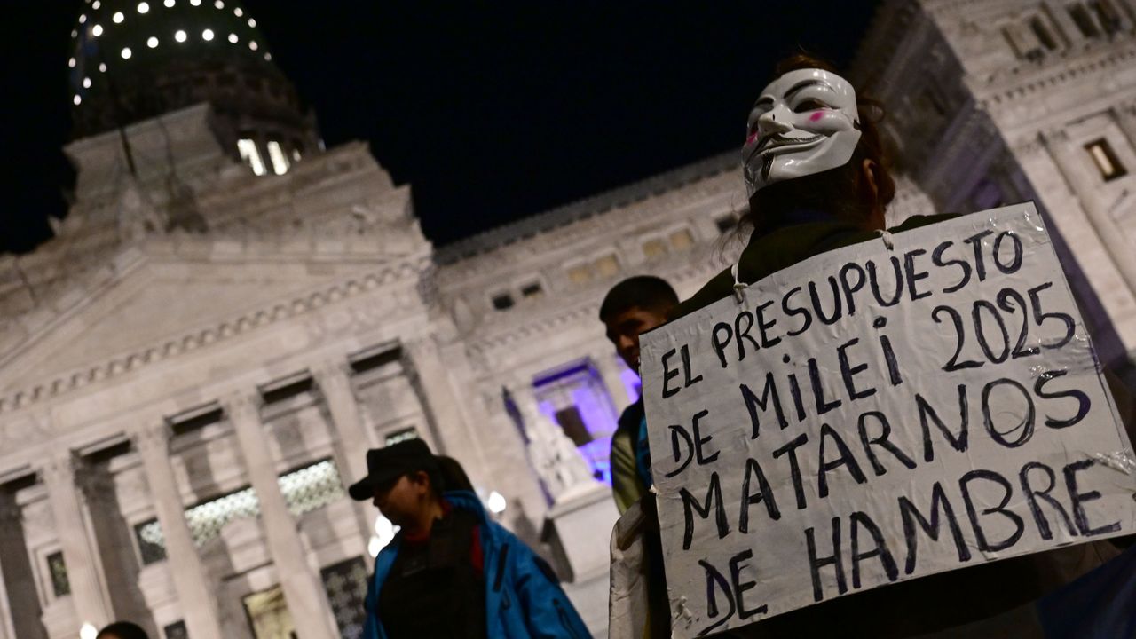 Manifestantes en el Congreso, durante la presentación del Presupuesto 2025 que hizo Javier Milei.&nbsp;