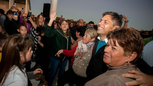 volver, pero a 2019: kicillof sale de gira con mate, bizcochitos y su 6x6