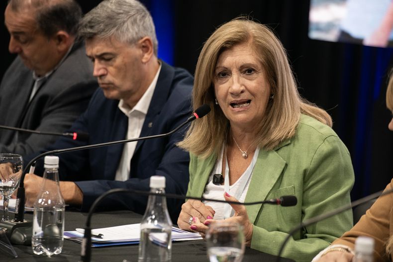 La intendenta anfitriona, Rosario Romero (Paraná), junto a sus pares de las capitales de Córdoba, Daniel Passerini, y Santa Fe, Juan Pablo Poletti. 