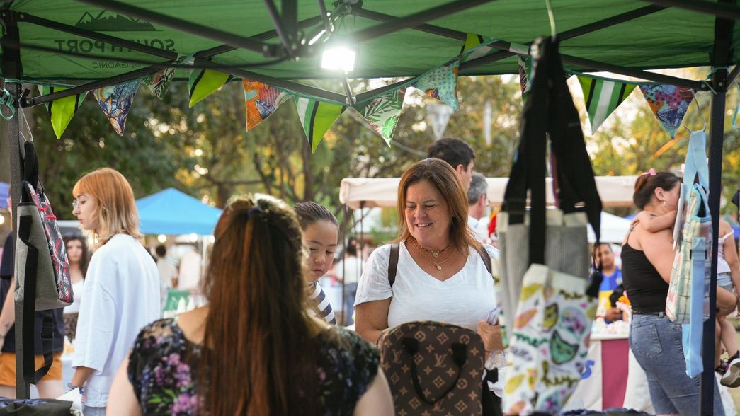 De feria: Fernanda Alonso en una recorrida entre emprendedoras de General Pico.