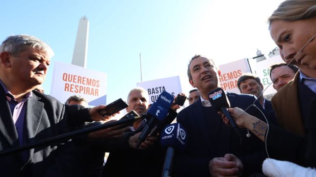 javkin llevo al obelisco el reclamo por los incendios en el delta