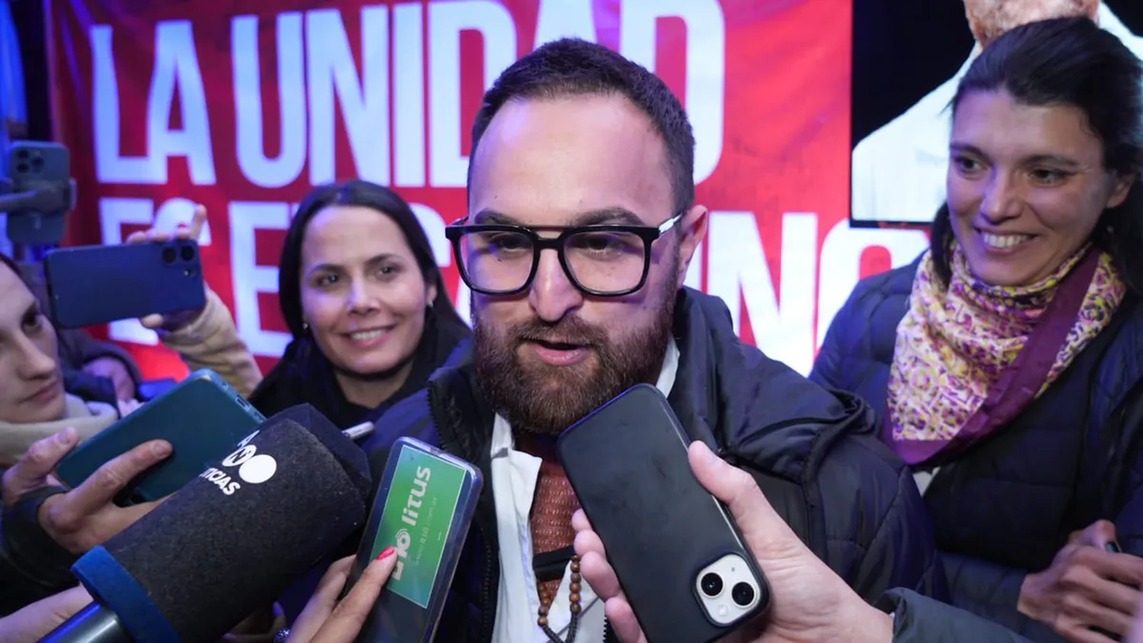 Pedro el profe Medei y Jorgelina Mudallel, concejales del peronismo de Santa Fe.