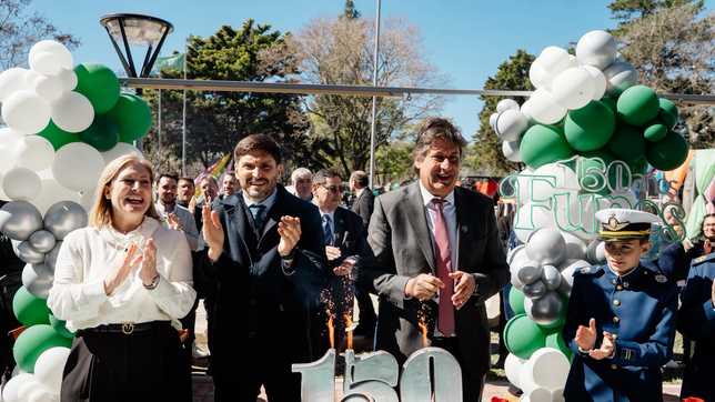 El gobernador Maximiliano Pullaro y la candidata Gisela Scaglia junto al intendente peronista Roly Santacroce, en el aniversario 150 de Funes.