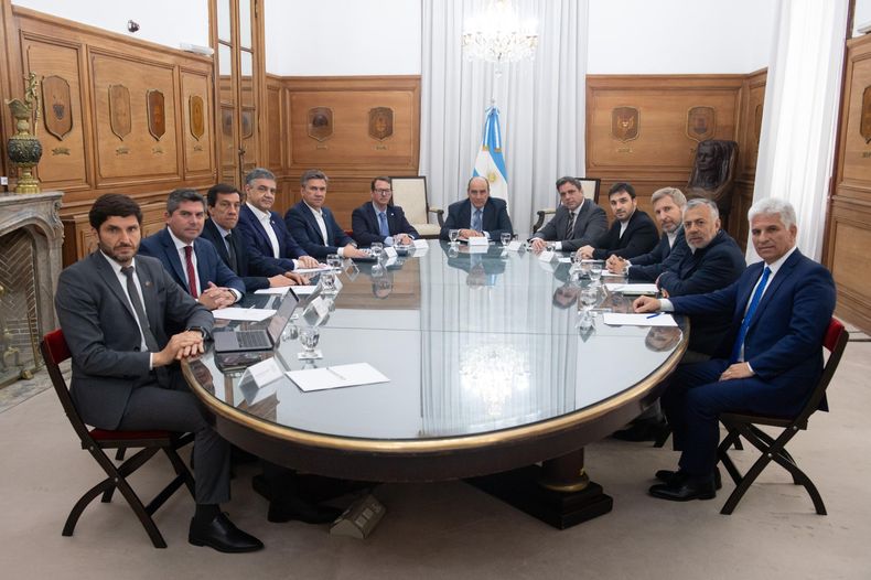 Guillermo Francos, junto a los gobernadores de JxC.