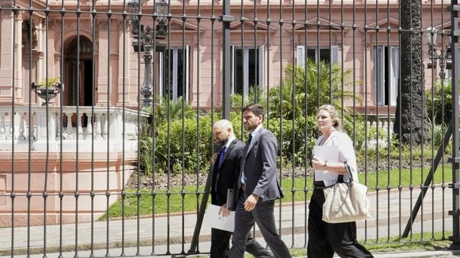 El gobernador de Santa Fe, Maximiliano Pullaro, el ministro de Desarrollo Productivo Gustavo Puccini y la secretaria de Energía Verónica Geese.