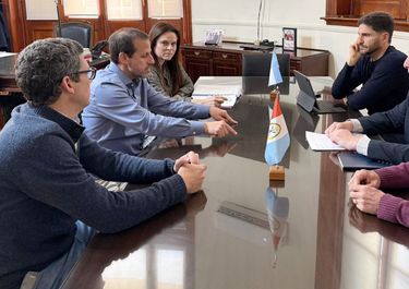 Maximiliano Pullaro junto al equipo ecónomico de Santa Fe, este lunes.