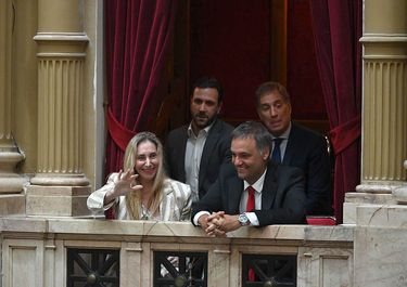 Karina MIlei y Manuel Adorni,&nbsp; durante la votación de la reforma laboral.&nbsp;