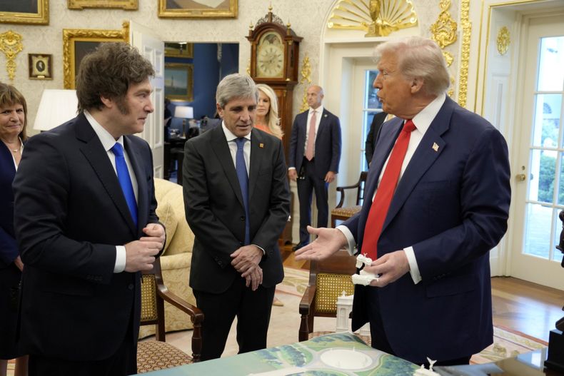 Javier Milei y Toto Caputo, con Donald Trump en la Casa Blanca. Javier Milei y Toto Caputo, con Donald Trump en la Casa Blanca.