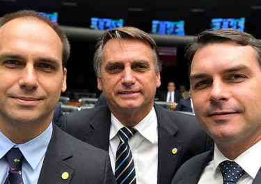 Eduardo, Jair y Flávio Bolsonaro.