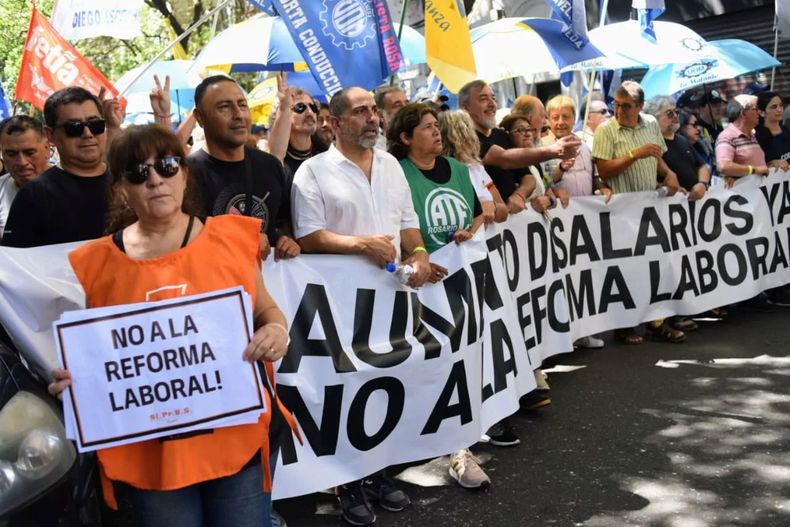 Crece el empleo informal y Toto Caputo apuesta a la reforma laboral para revertir la tendencia 