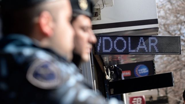 el giro de macri no calmo al mercado: dolar a $63 y riesgo pais a 1963