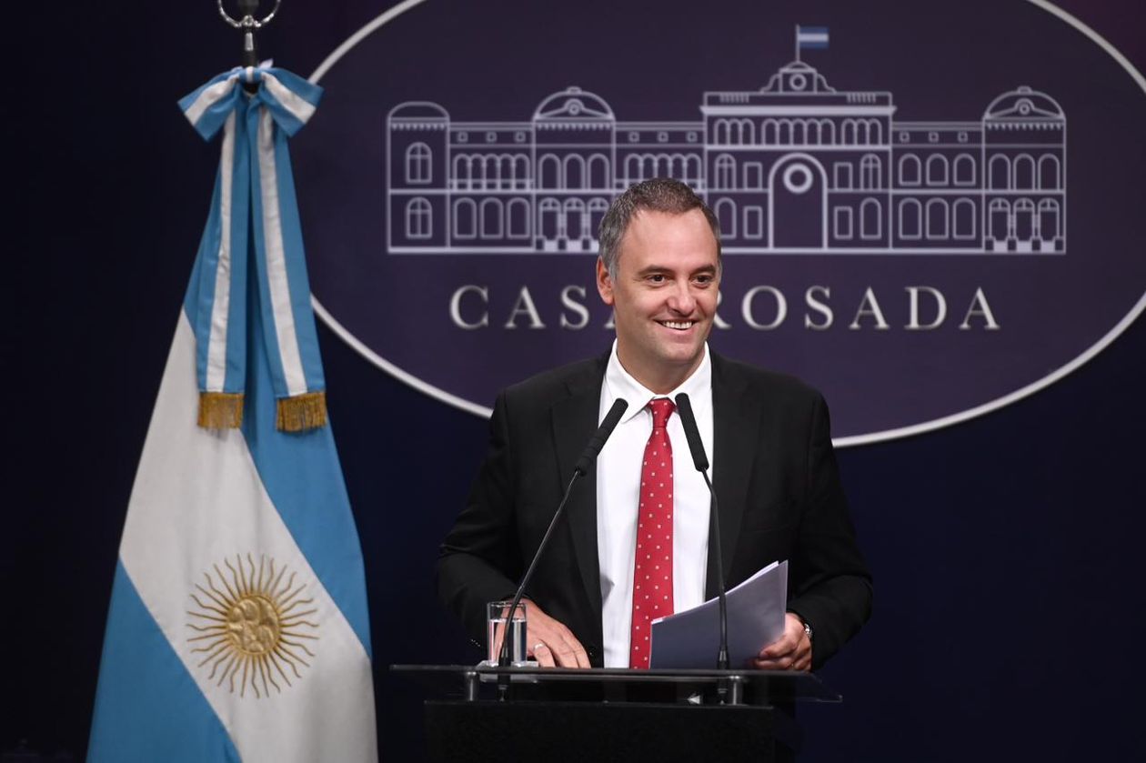 Operativo otro tema: Javier Milei repuso a Manuel Adorni como vocero con una batería de maniobras distractivas